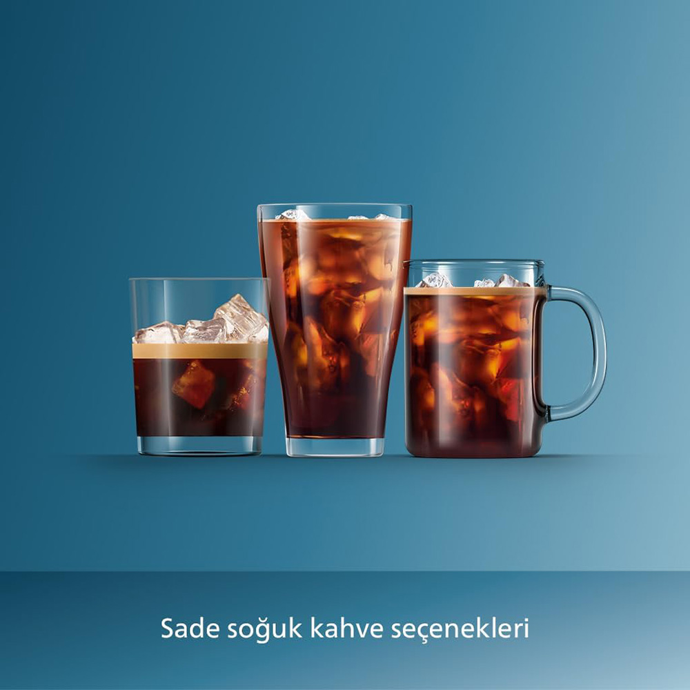 Három különböző pohár jeges kávé kék háttér előtt, alul török szöveggel.