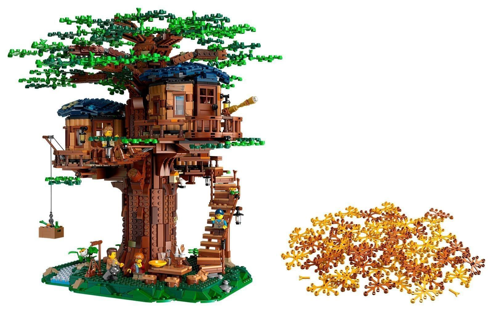 Ein großes Lego-Baumhaus mit grünen Blättern und zusätzlichem Herbstlaub daneben auf weißem Hintergrund.