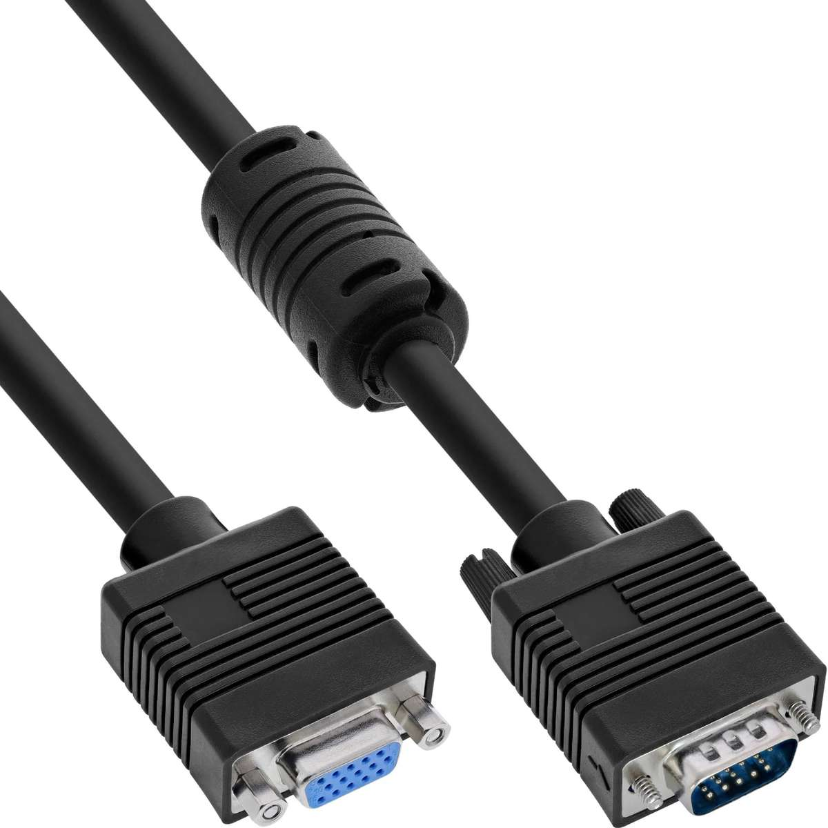 Ein schwarzes VGA-Kabel mit Steckern, Pins und einem Entstörfilter vor weißem Hintergrund.