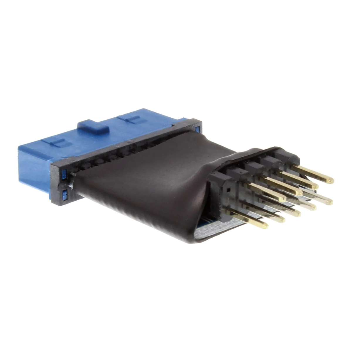 Ein blauer USB-Header-Adapter mit schwarzem Schrumpfschlauch und goldenen Pins vor weißem Hintergrund.