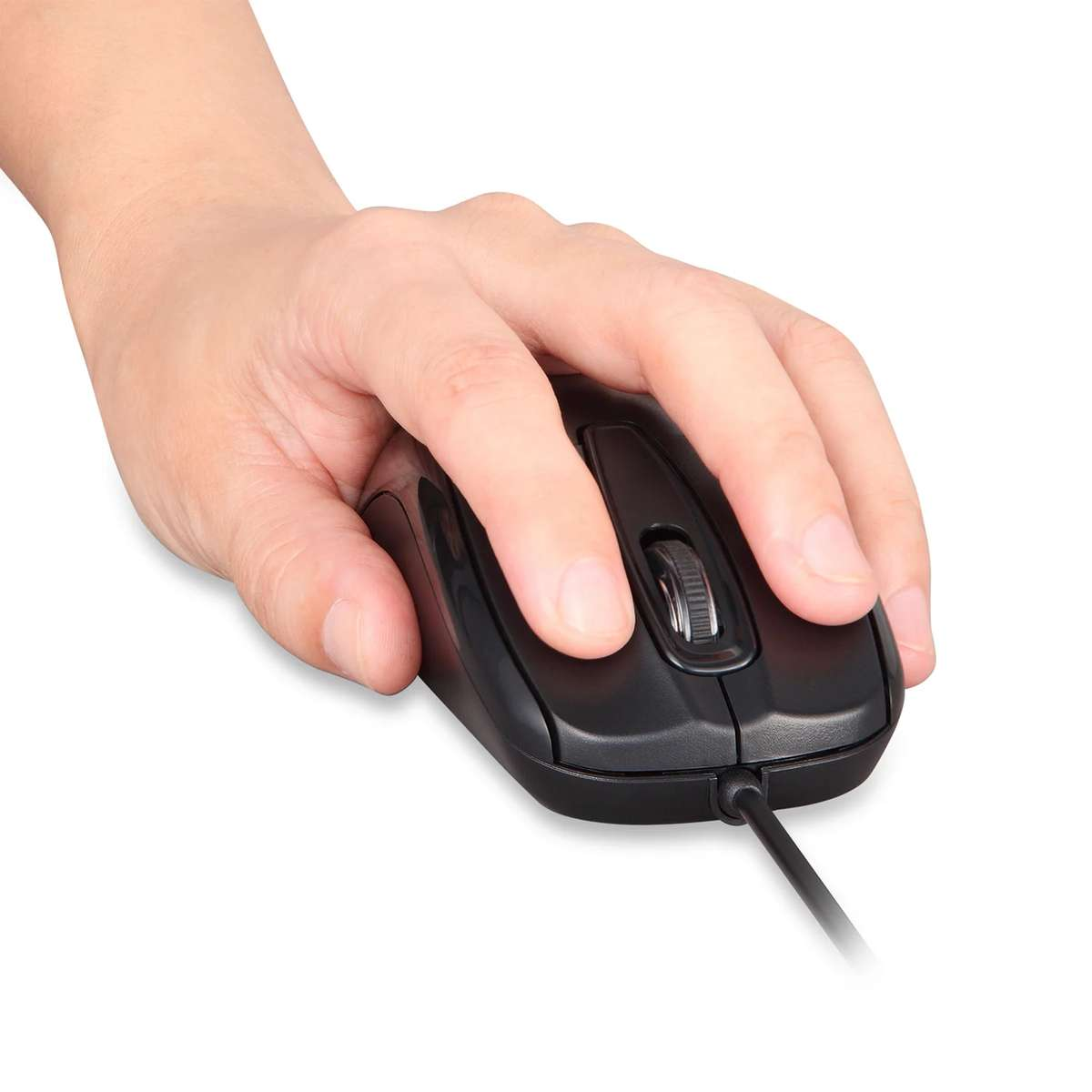 Una mano stringe un mouse per computer nero su sfondo bianco.