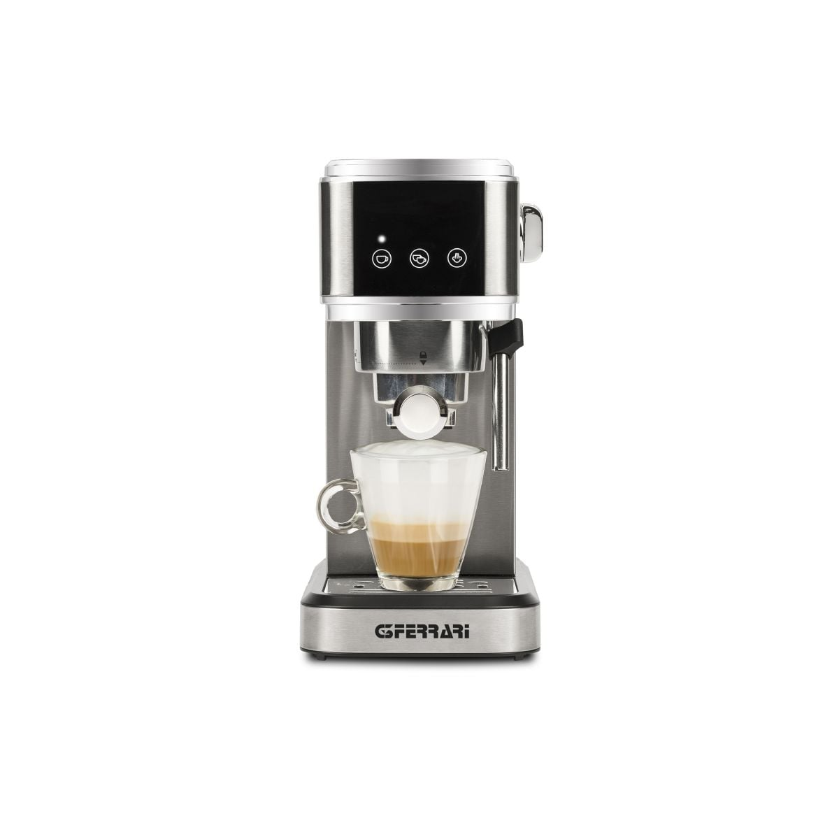 Una macchina da caffè argentata con una tazza di vetro piena di cappuccino su sfondo bianco.