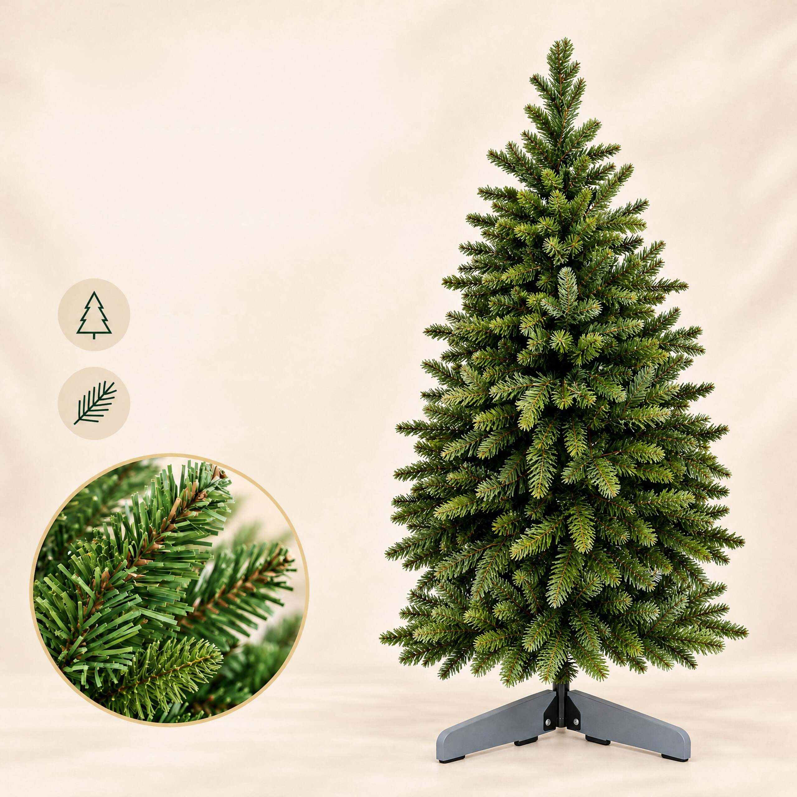 Ein künstlicher grüner Weihnachtsbaum auf einem Ständer vor neutralem Hintergrund mit einem Detailkreis.