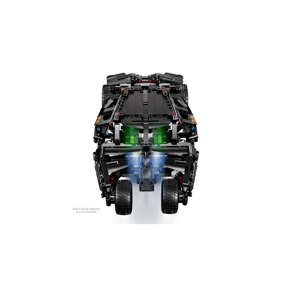 Açıkta mekanik parçaları ve ışıkları olan siyah bir Lego Technic Batmobile'in önden görünümü.