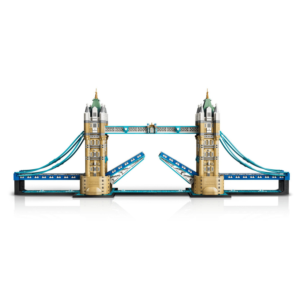 Szczegółowy model Lego londyńskiego Tower Bridge na białym tle, przedstawiający bliźniacze wieże i podniesione przęsło.