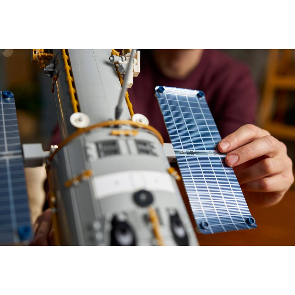 Osoba składa model Lego Międzynarodowej Stacji Kosmicznej.