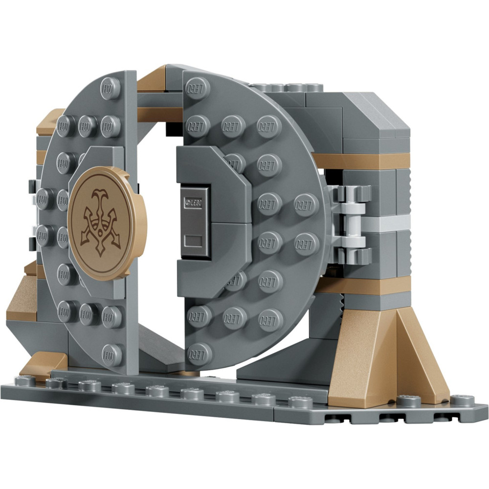 Otwarte drzwi do skarbca Lego z szarych i złotych klocków na podłożu.