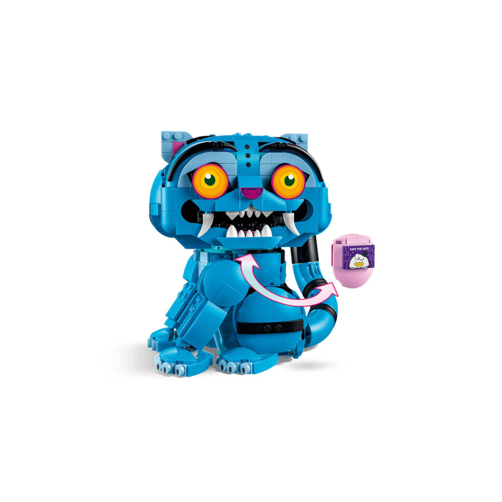 Niebieska figurka kota LEGO z dużymi żółtymi oczami, białymi zębami i różowym pudełkiem z pingwinem.