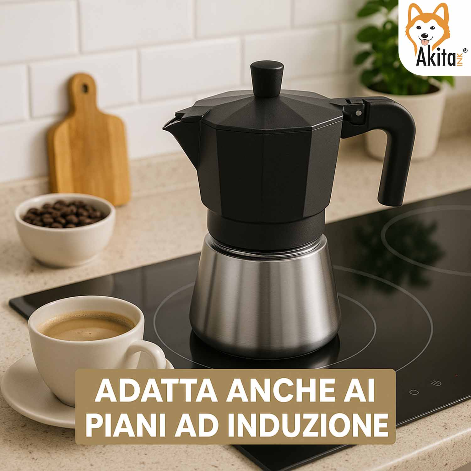 Una moka nera e argento si trova su un piano cottura a induzione accanto a una tazza di caffè.
