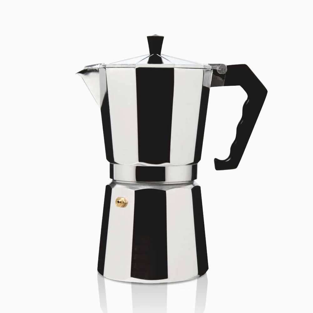 Una caffettiera moka argentata lucida con manico e pomello neri su sfondo bianco.