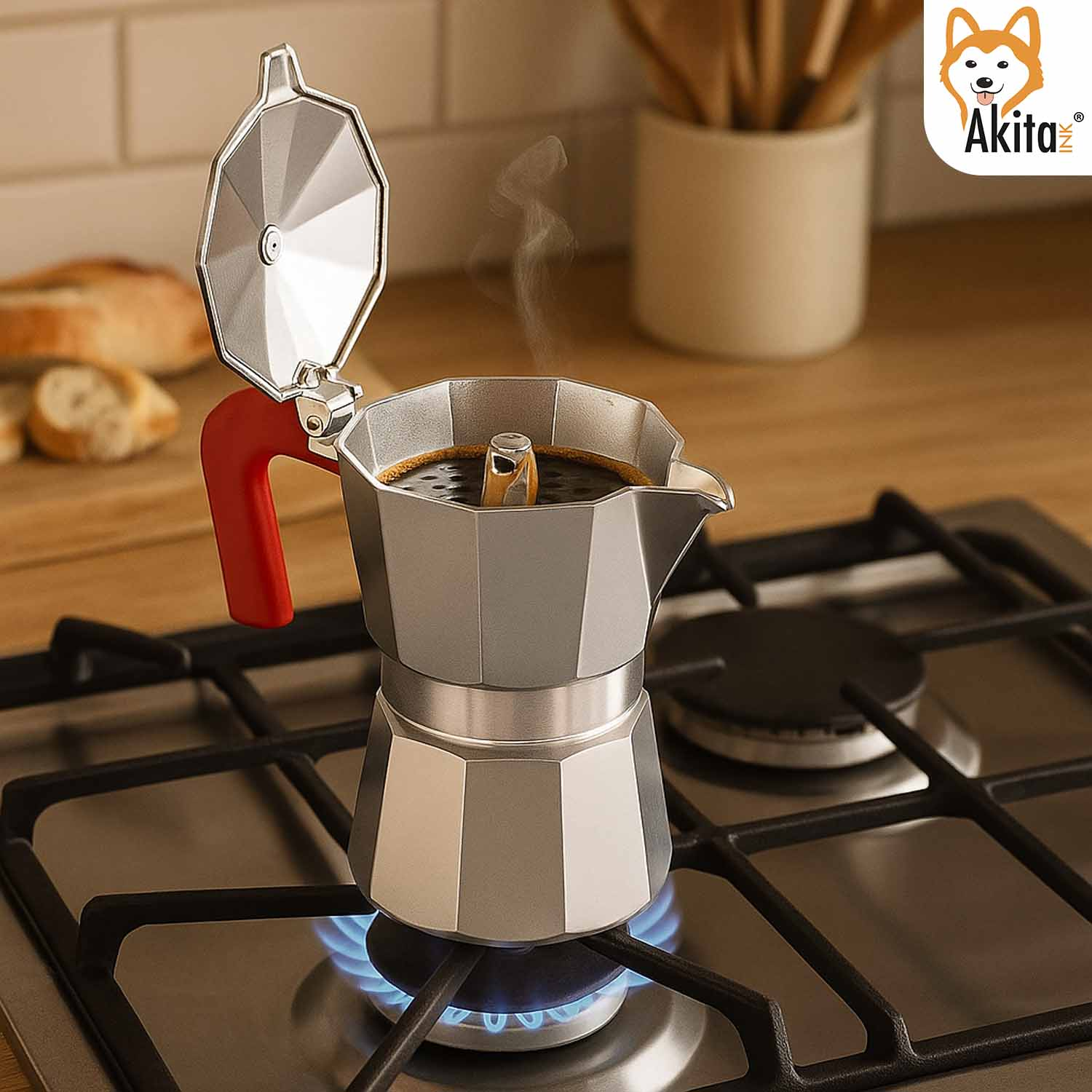 Una moka su un piano cottura a gas prepara il caffè, con coperchio aperto e vapore.