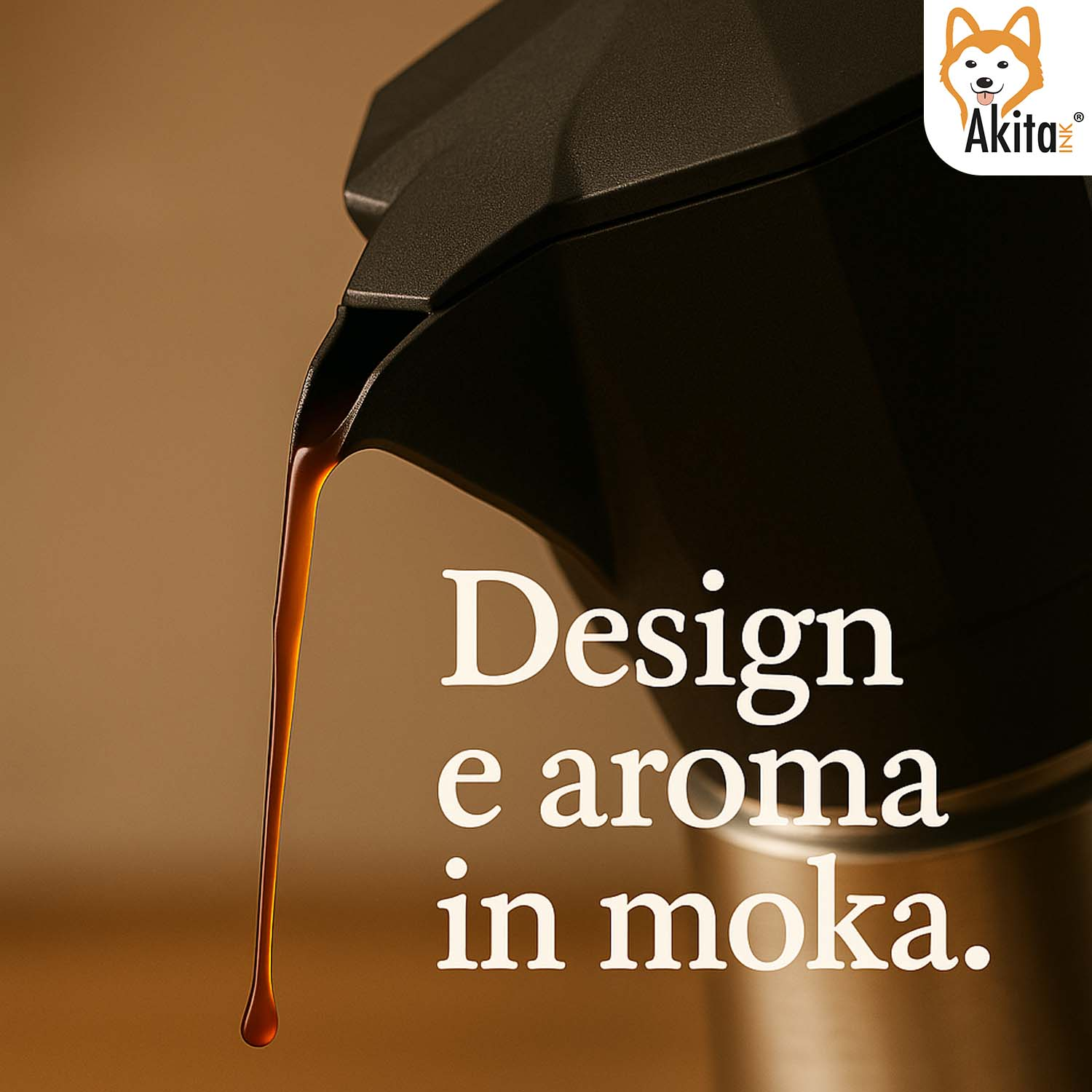 Il caffè fuoriesce dal beccuccio di una moka nera. Testo Design e aroma in moka.