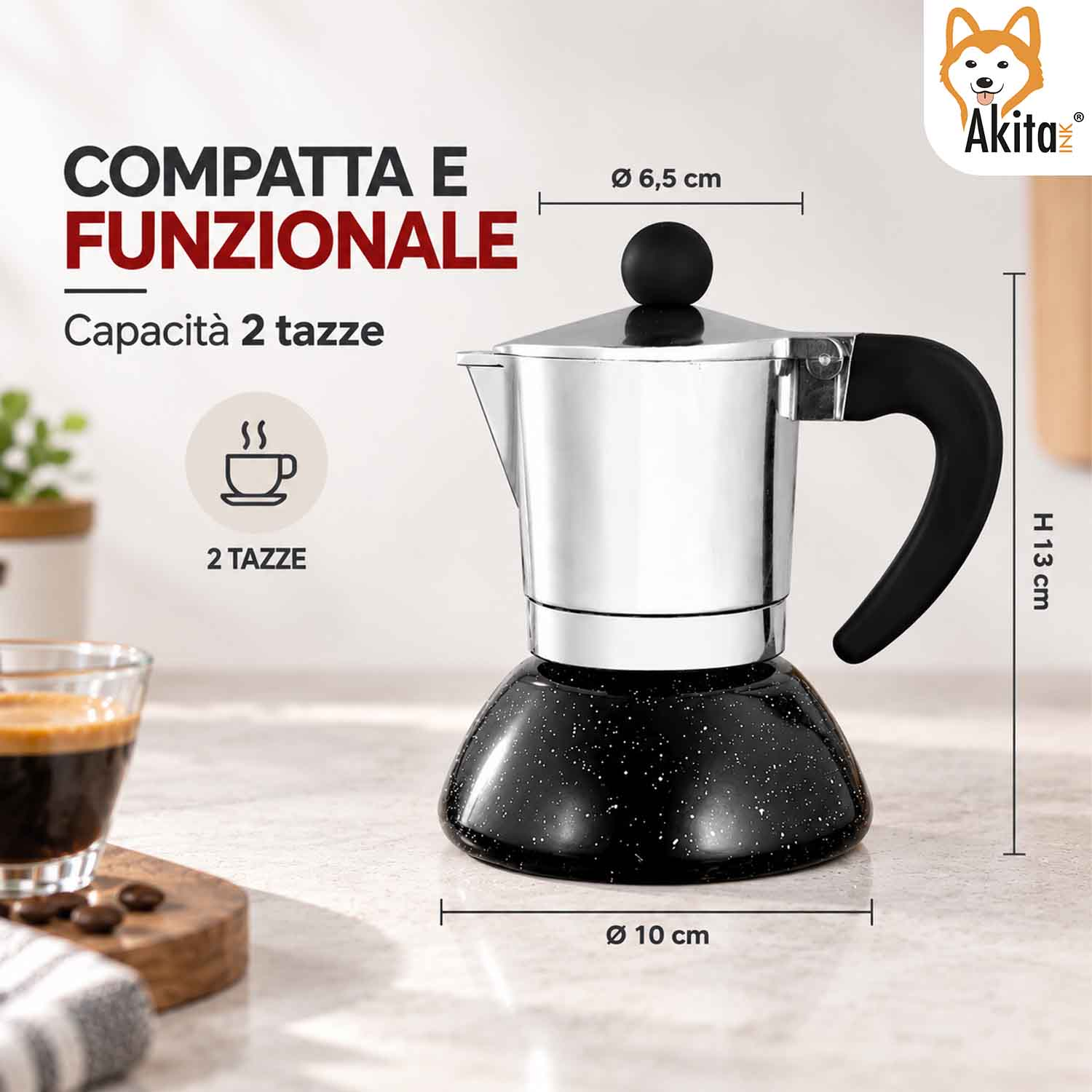 Una moka argento e nera con dimensioni, su un piano cucina con tazzina.