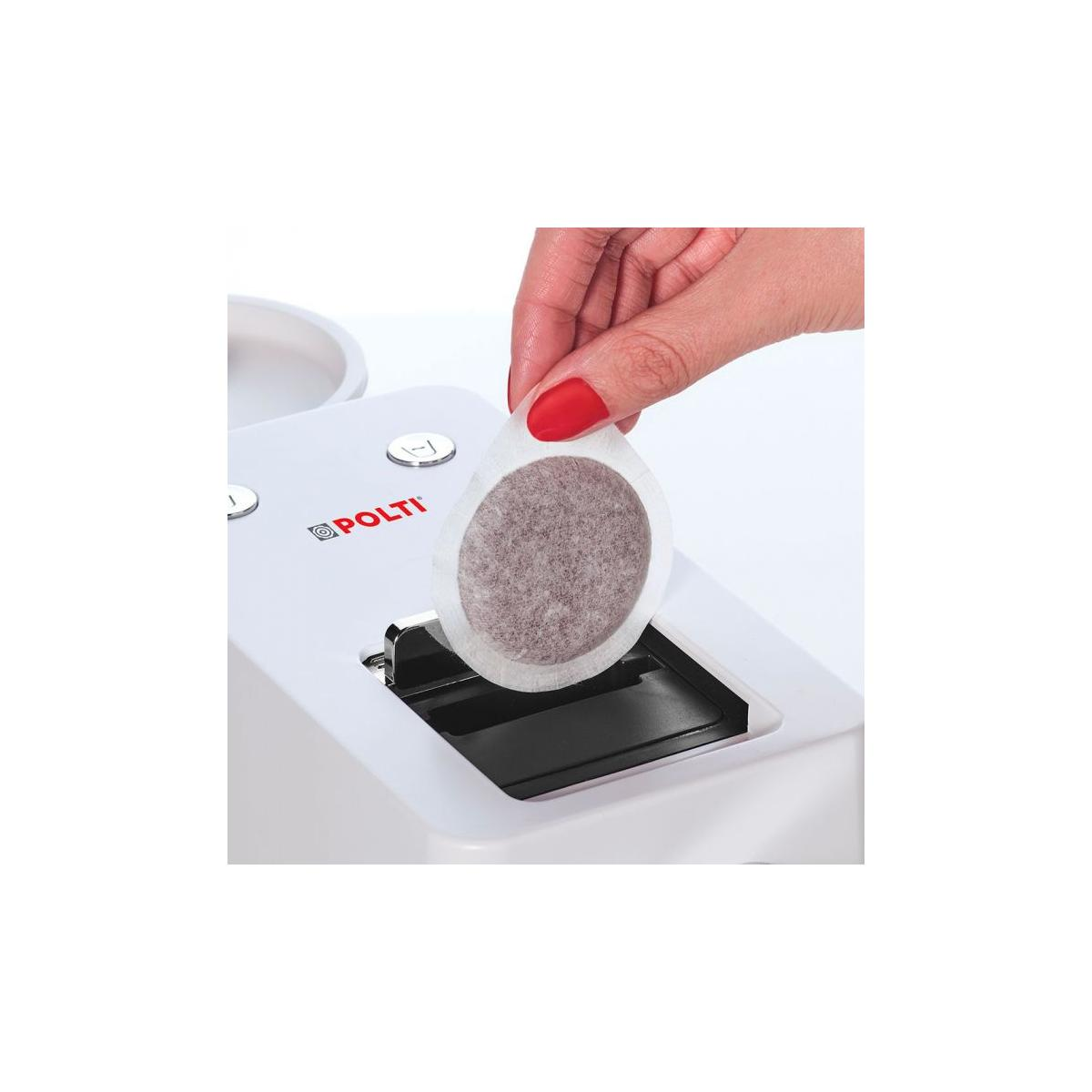 Eine Hand legt ein Kaffeepad in eine weiße Polti-Kaffeemaschine ein.