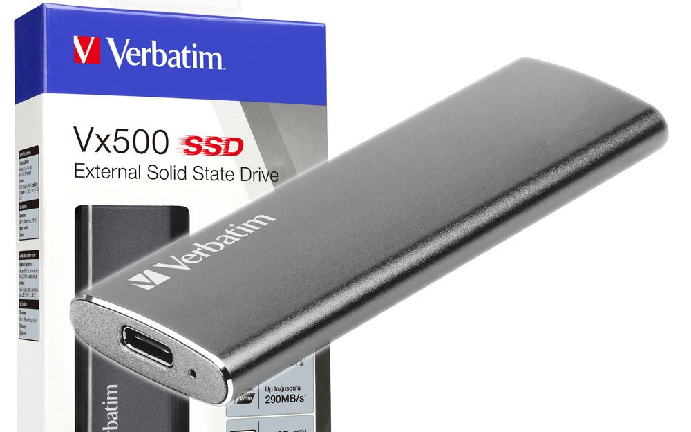 Een zwarte Verbatim Vx500 externe SSD voor de blauw-witte productverpakking.