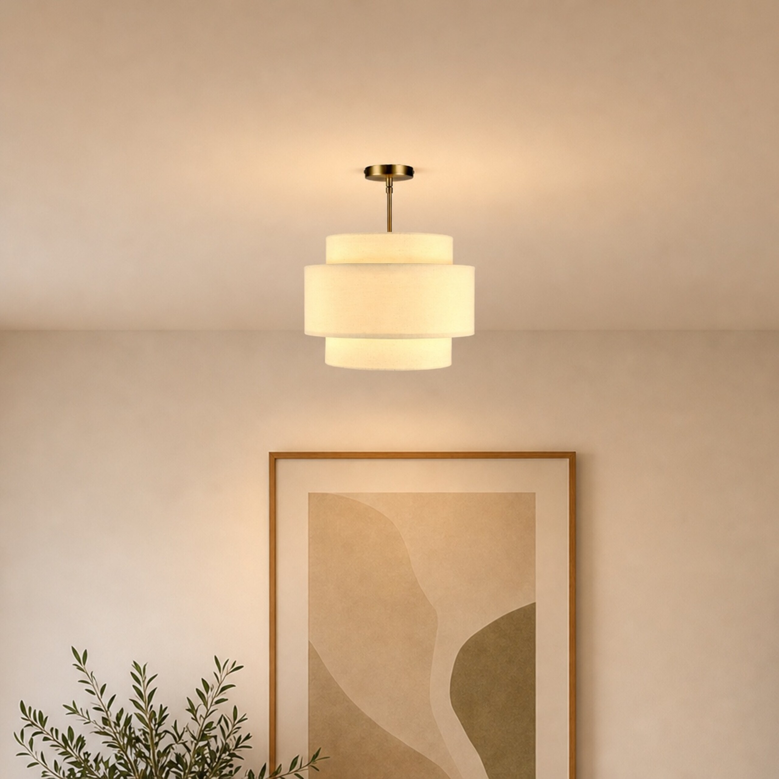Eine mehrstufige Hängelampe hängt über abstrakter Kunst und einer grünen Pflanze an einer Wand.