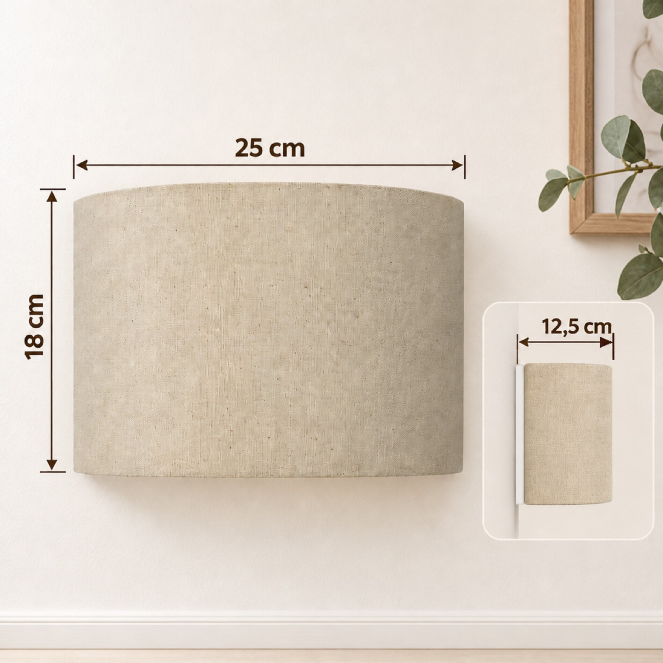 Beige halbrunde Wandlampe mit Maßen: 25 cm breit, 18 cm hoch und 12,5 cm tief.