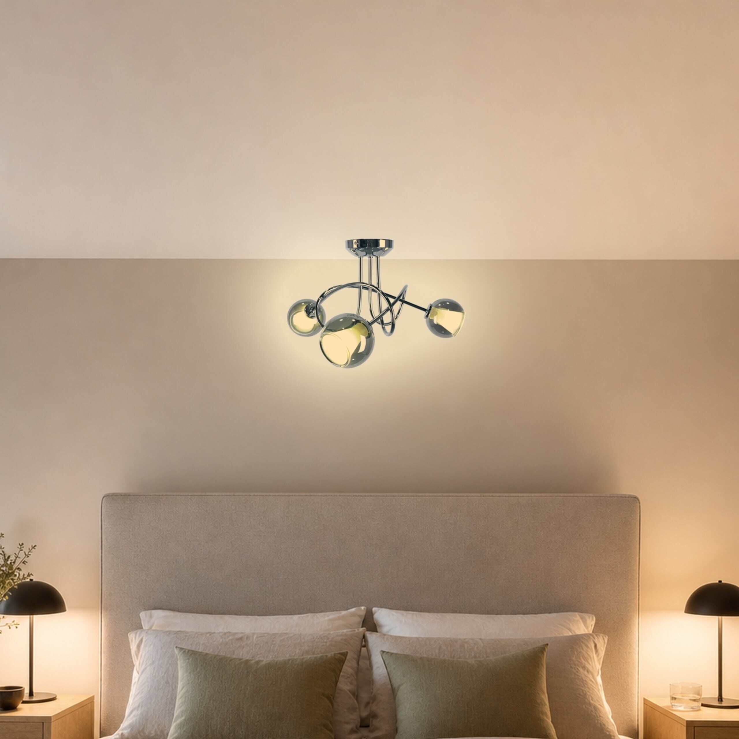 Moderne Deckenleuchte mit vier Glaskugeln über einem gepolsterten Bett in einem ruhigen Schlafzimmer.