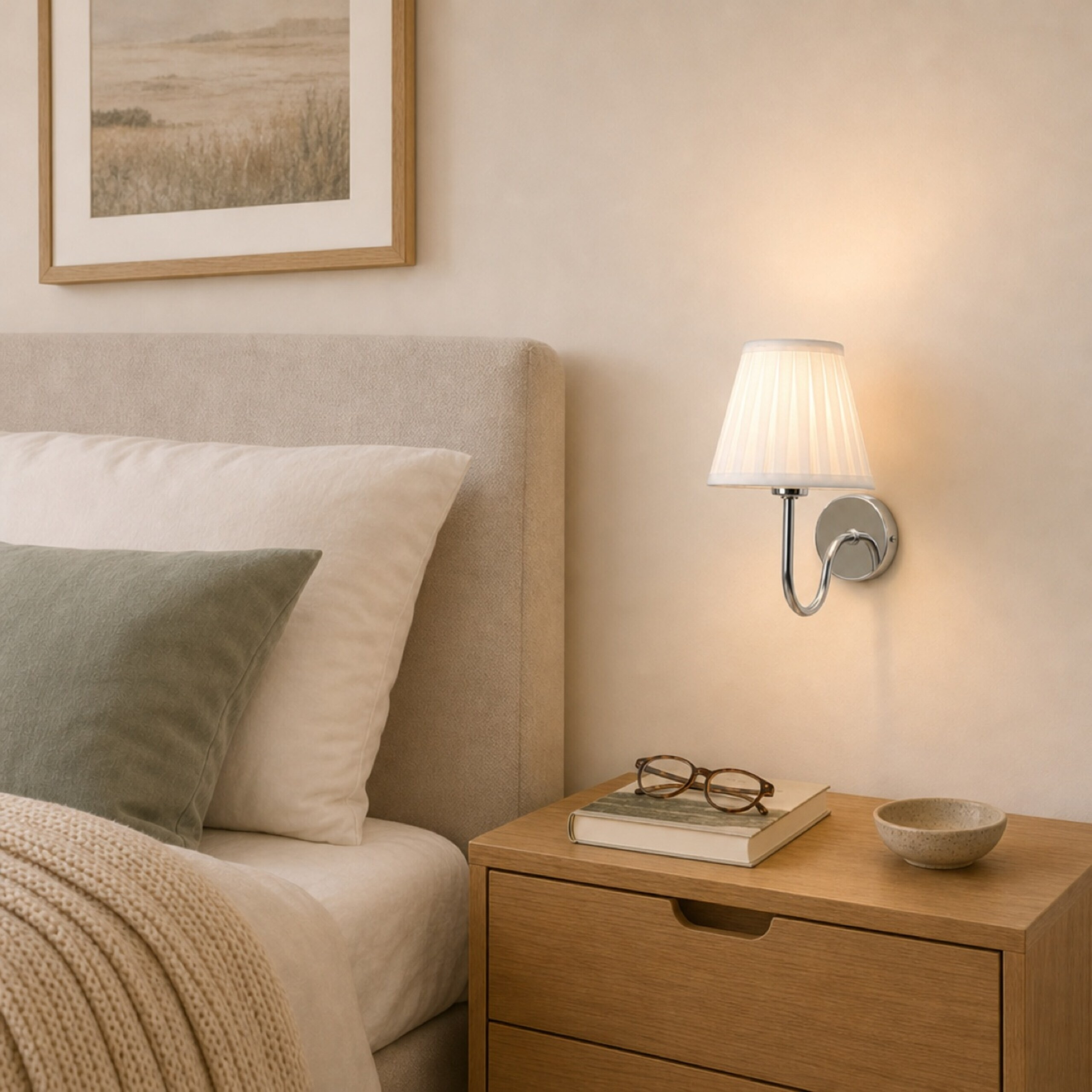 Beige Wandleuchte neben einem Bett mit Buch und Brille auf dem Nachttisch.