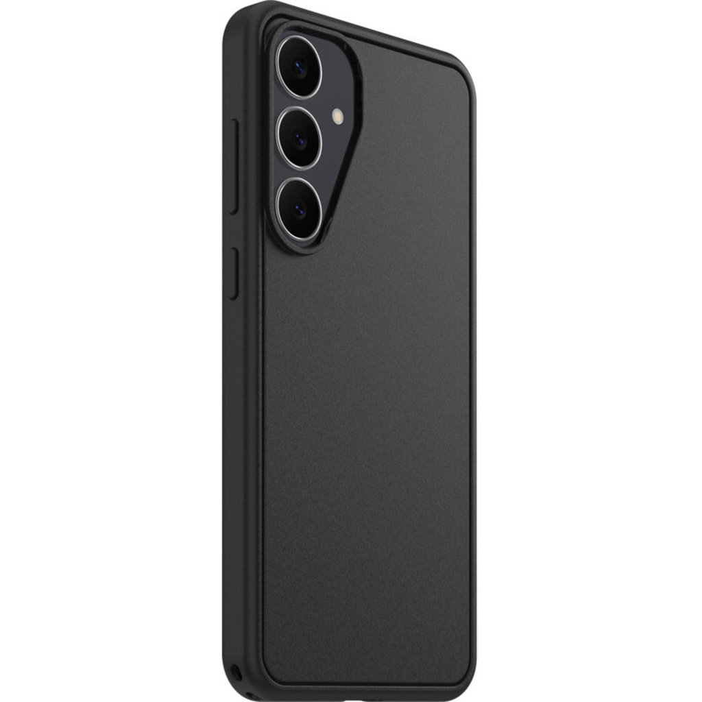 Ein schwarzes Smartphone in Schutzhülle zeigt die Rückseite mit drei vertikalen Kameras vor klarem Hintergrund.