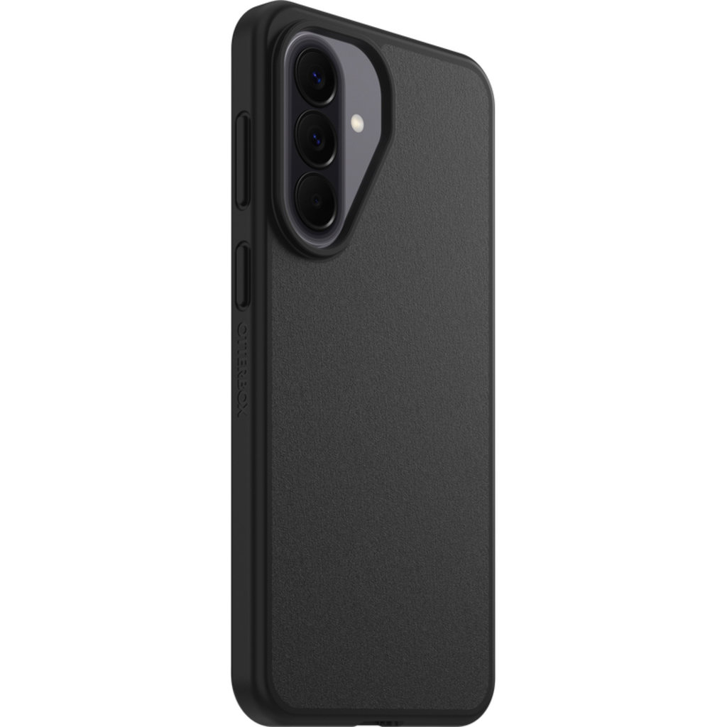Ein schwarzes Smartphone in Schutzhülle mit drei vertikalen Rückkameras und Knöpfen.