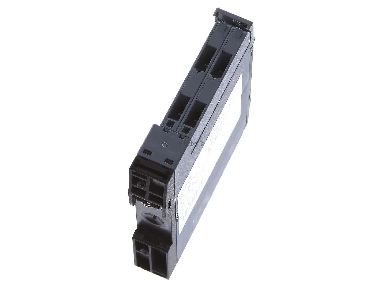 Ein schwarzes elektronisches Modul mit Anschlüssen und einem Label auf weißem Hintergrund.