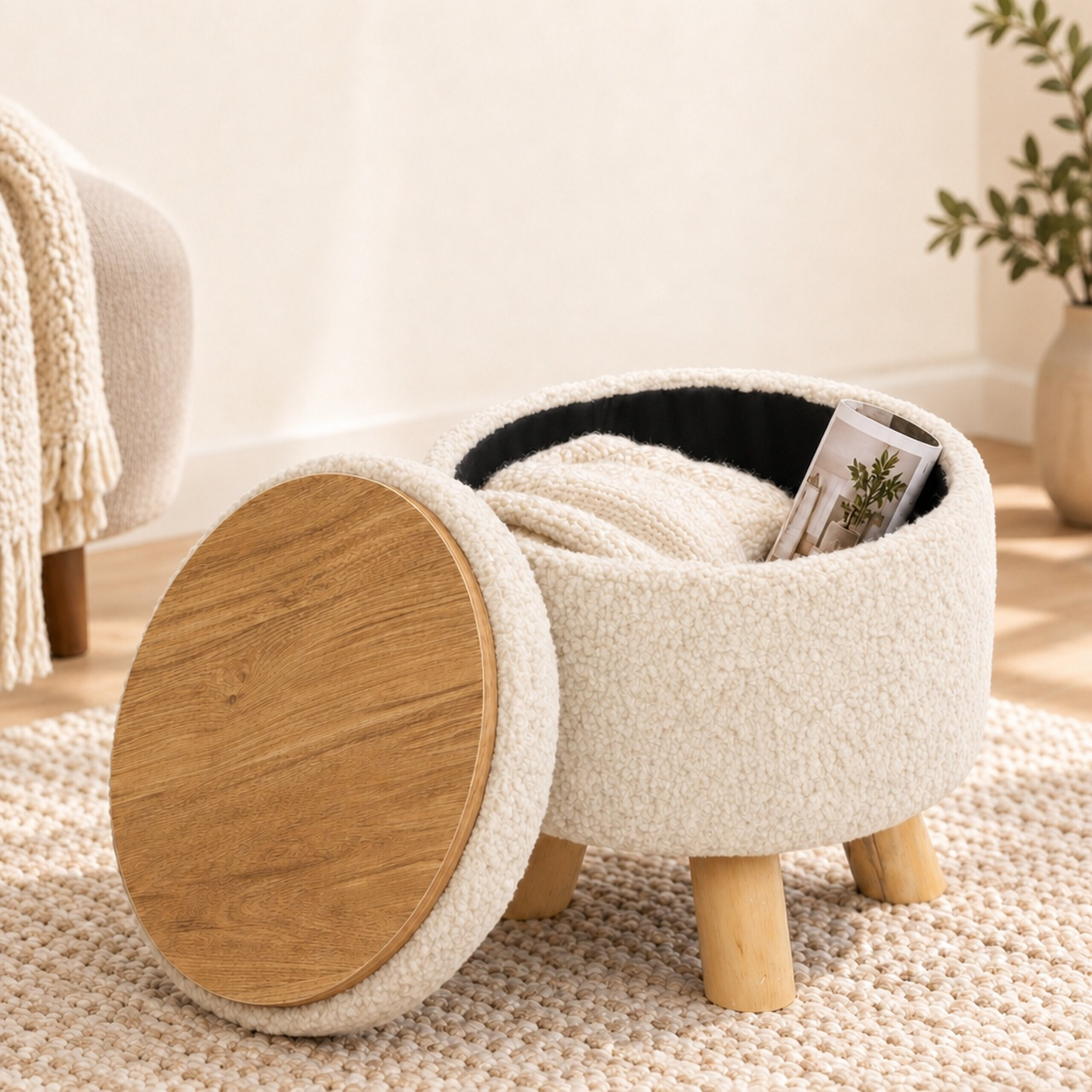 Ein weißer, flauschiger Hocker mit Holzbeinen und abnehmbarem Deckel steht auf einem Teppich.
