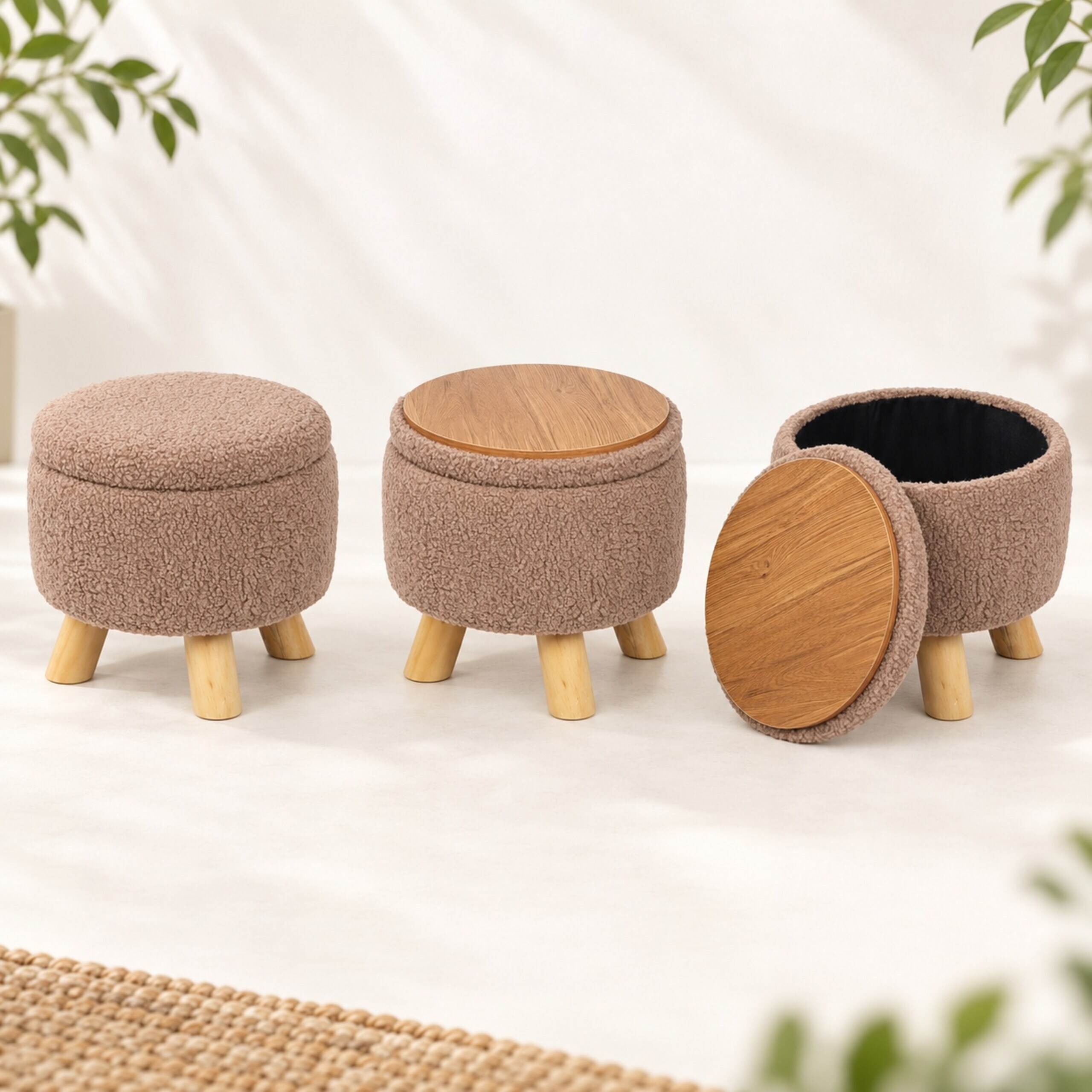 Drei braune, flauschige Hocker mit Holzbeinen, einer mit Holzplatte und einer offen.