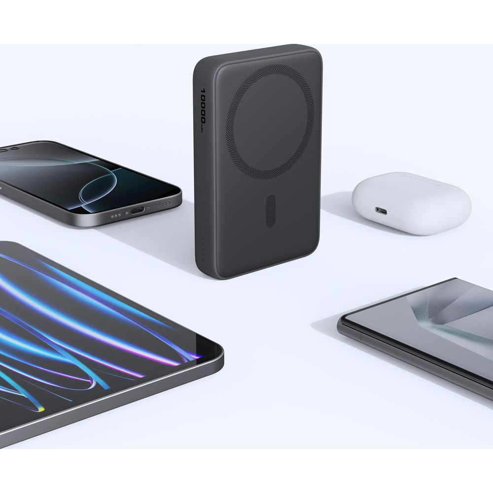 Beyaz bir zeminde tablet, akıllı telefon ve kulaklıkla çevrili ortada siyah bir powerbank.