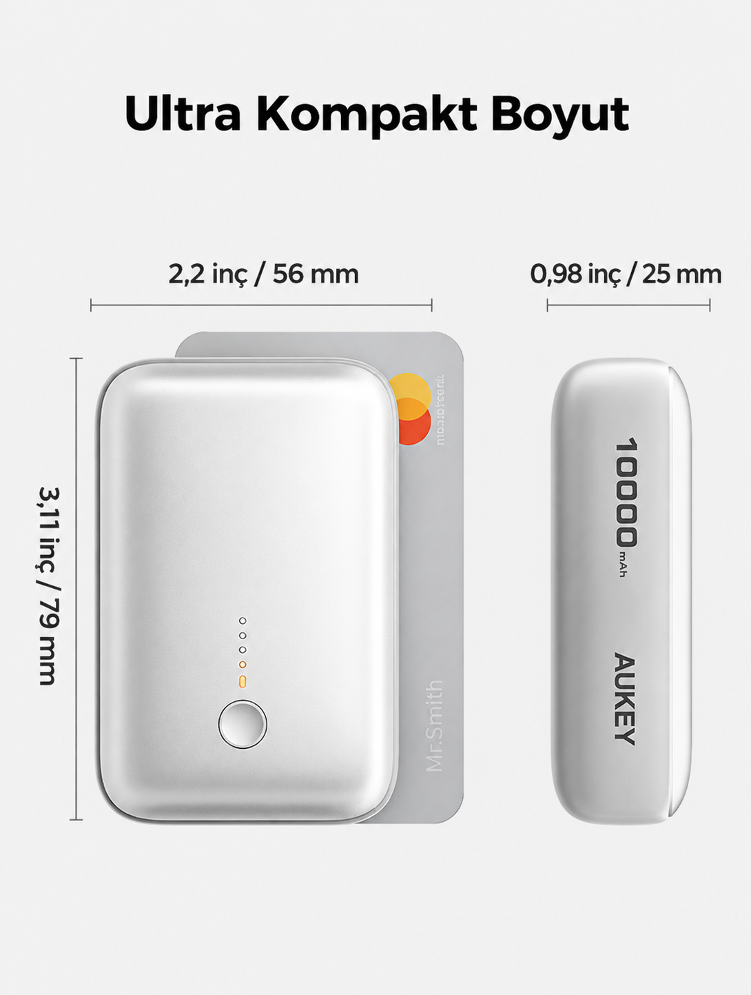 Banka kartının yanında boyutlarıyla gösterilen kompakt beyaz AUKEY 10000mAh powerbank.