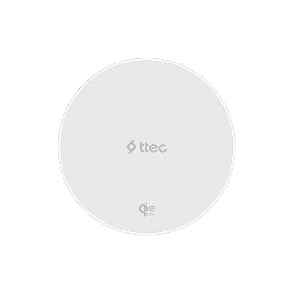 Siyah arka planda ttec logosu ve Qi2 25W yazısı bulunan yuvarlak beyaz kablosuz şarj cihazı.