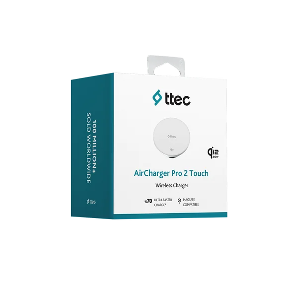 Siyah arka planda ttec AirCharger Pro 2 Touch kablosuz şarj cihazının beyaz ve turkuaz kutusu.