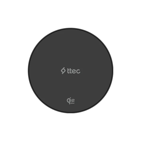 Siyah arka planda koyu gri ttec Qi2 15W kablosuz şarj cihazı.