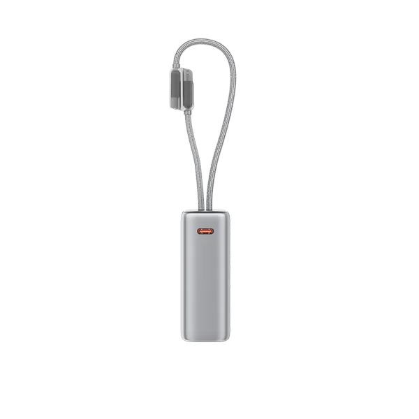 Siyah arka planda örgülü kablo halkasına sahip gümüş renkli bir USB-C adaptörü.