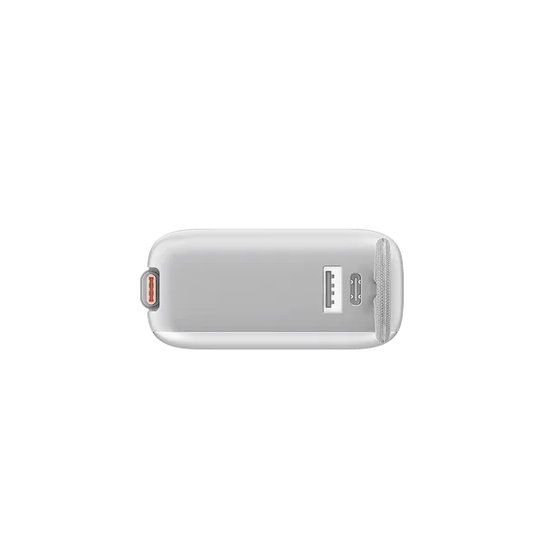 USB bağlantı noktalarına ve askıya sahip gümüş renkli taşınabilir şarj cihazı, siyah arka planda.