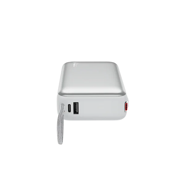 Siyah arka planda USB bağlantı noktalarına ve gri taşıma kayışına sahip gümüş renkli bir powerbank.