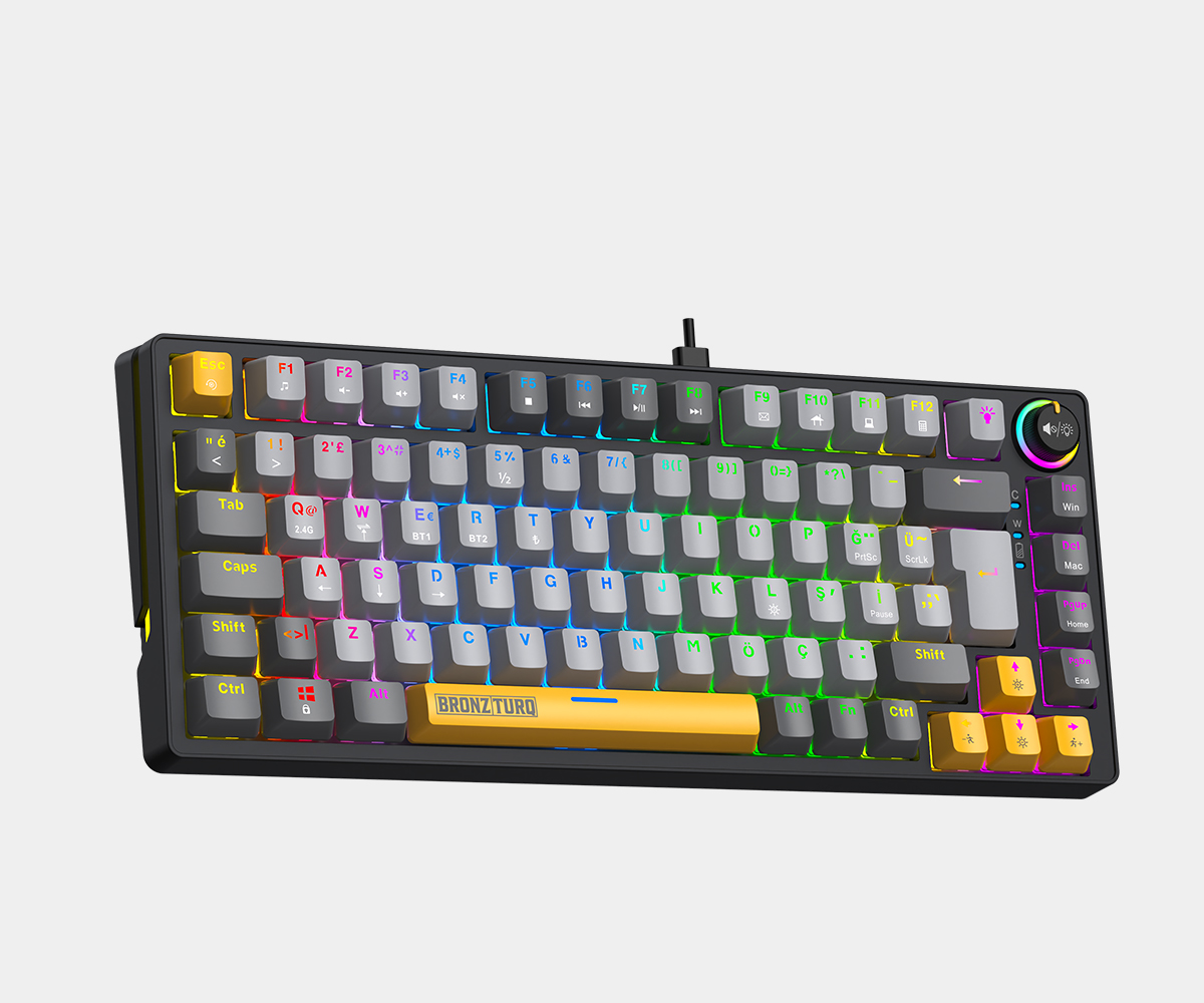 Renkli tuşları, RGB arka aydınlatması ve gri arka plan üzerinde sarı boşluk çubuğu olan mekanik bir klavye.