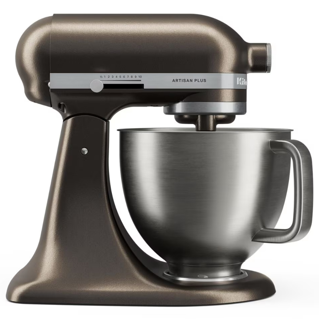 Beyaz arka planda paslanmaz çelik kaseli metalik bronz renkli KitchenAid Artisan Plus mutfak şefi.