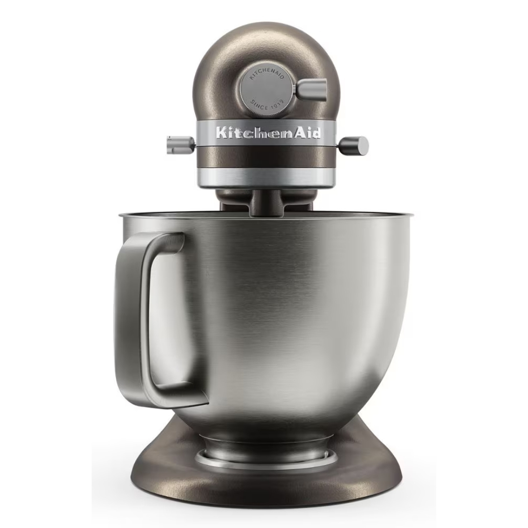 Beyaz arka planda paslanmaz çelik kaseli gri bir KitchenAid stand mikser.