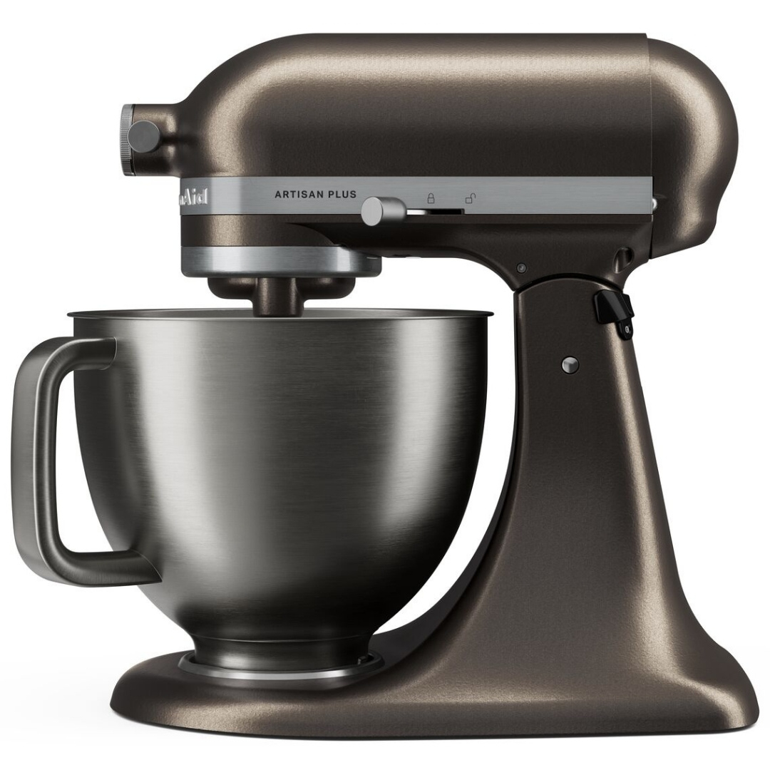 Beyaz arka planda paslanmaz çelik kaseli bronz renkli KitchenAid Artisan Plus stand mikser.