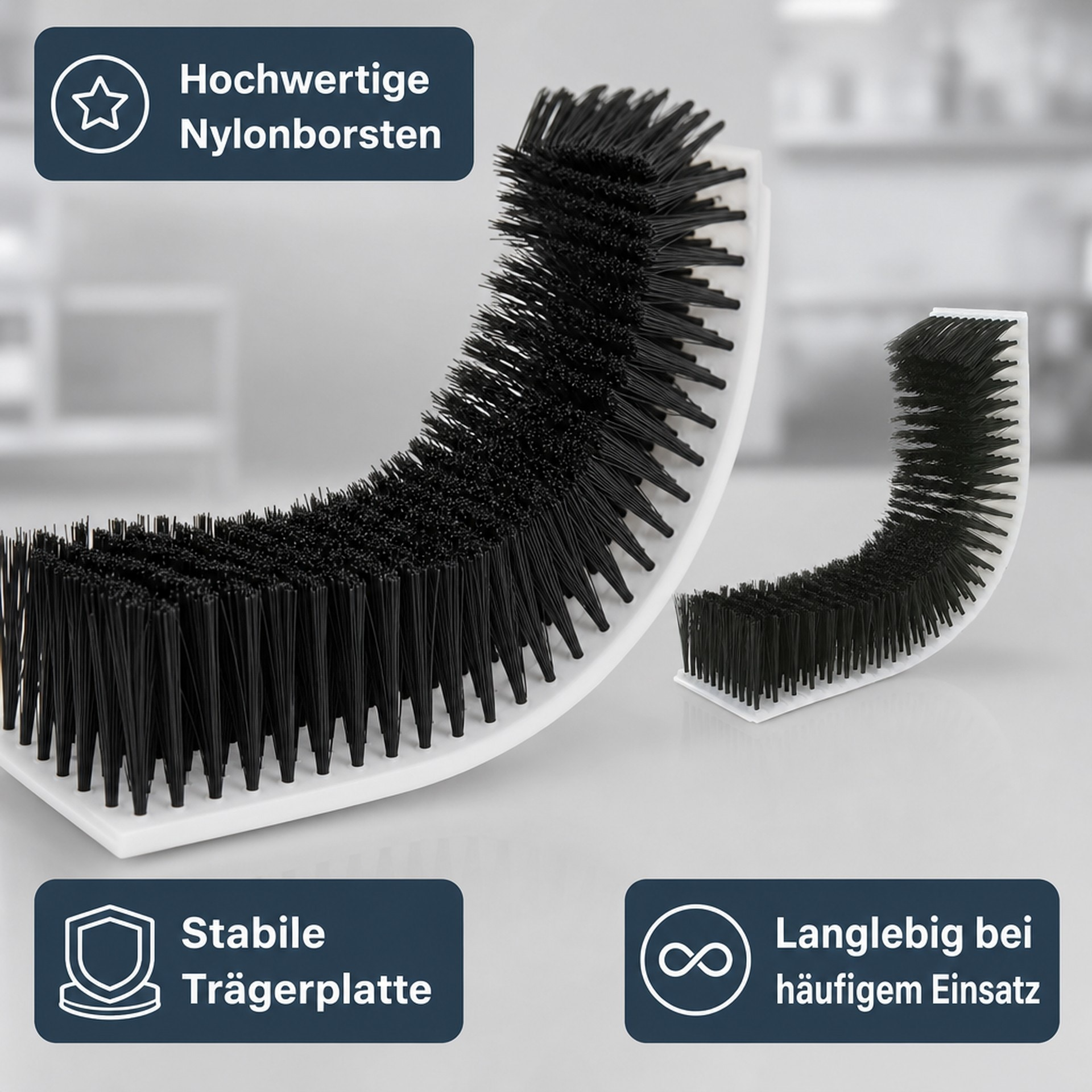 Zwei gebogene weiße Bürsten mit schwarzen Nylonborsten und Textfeldern.