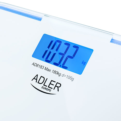 Eine weiße digitale Personenwaage mit leuchtend blauem Display zeigt 103,2 kg und die Marke ADLER EUROPE.