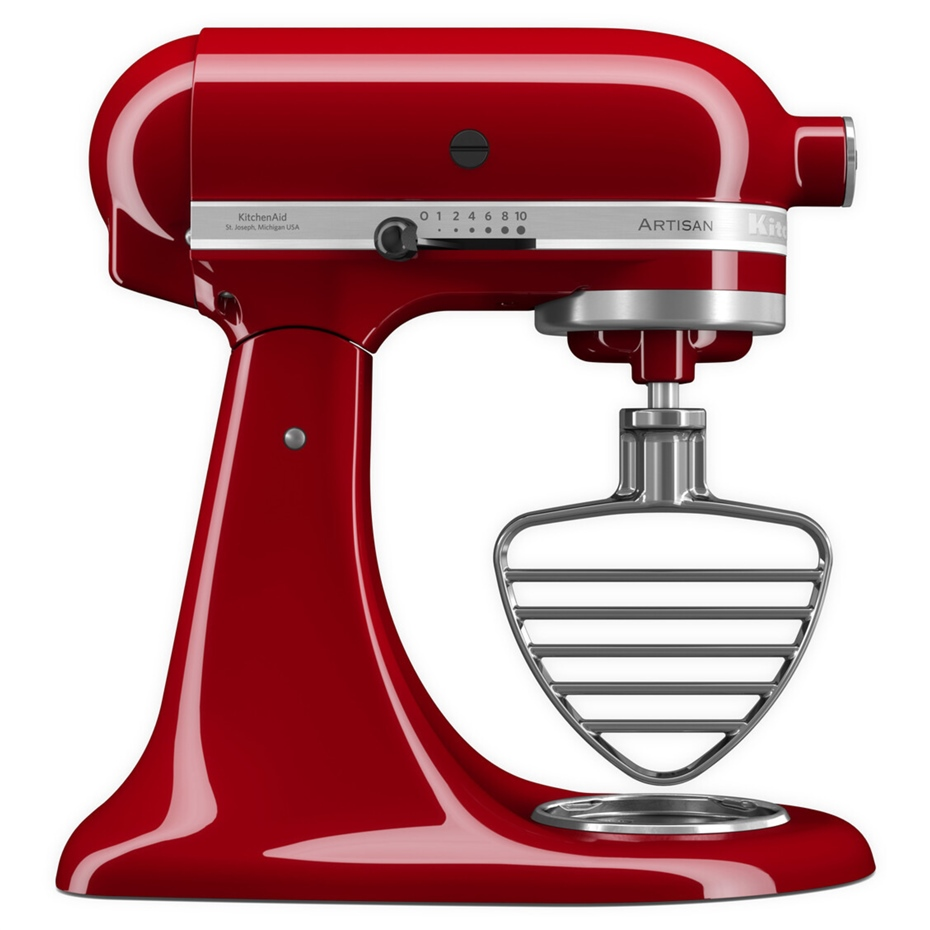 Beyaz arkaplanda gümüş renkli düz karıştırıcılı kırmızı KitchenAid Artisan stant mikser.