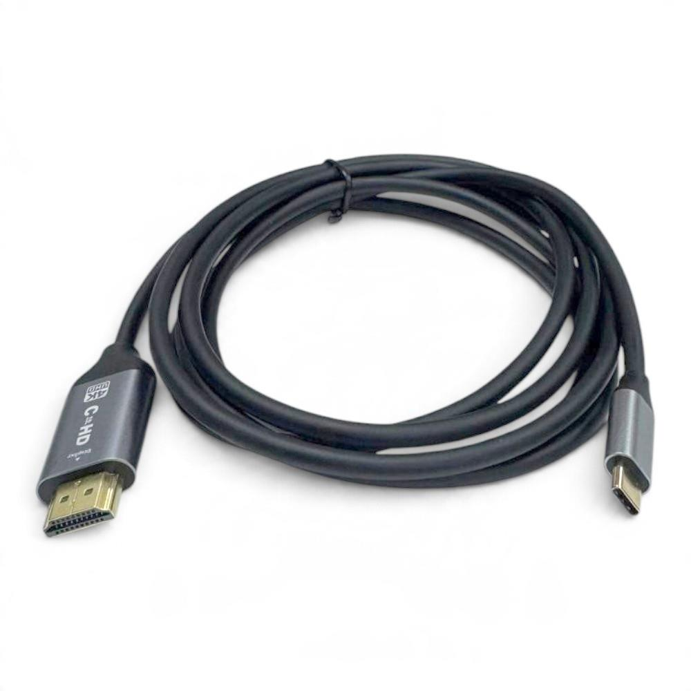 Beyaz arka planda bir ucunda HDMI konektörü ve diğer ucunda USB-C konektörü olan kıvrılmış siyah kablo.