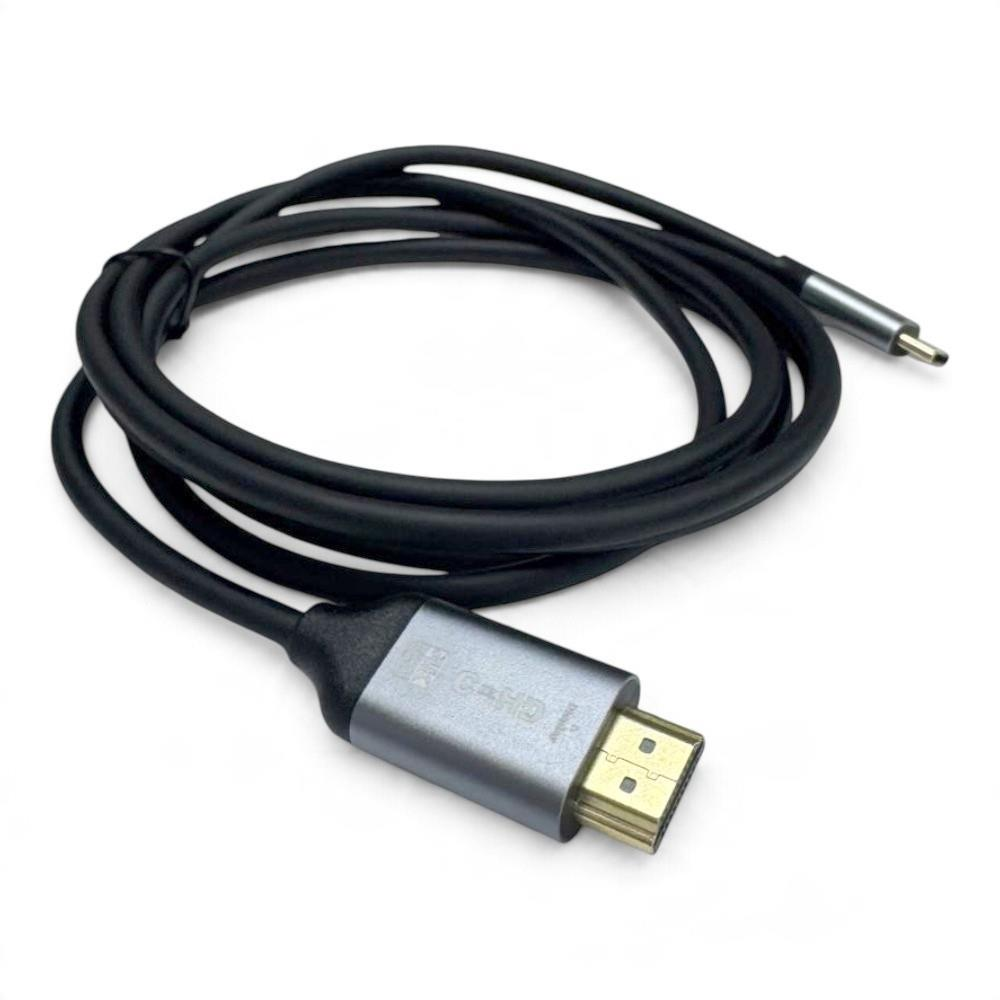 Beyaz zemin üzerinde HDMI konnektörlü ve USB-C konnektörlü siyah bir kablo.