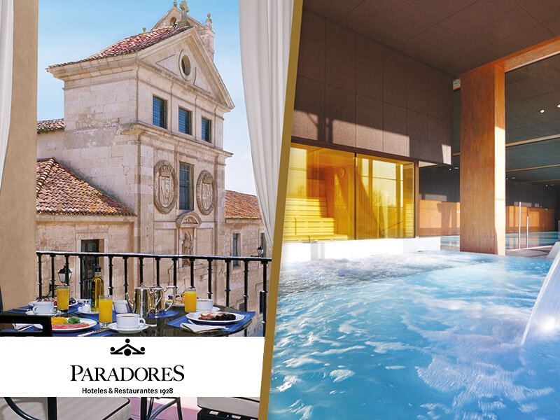 Desayuno en un balcón frente a un edificio histórico y moderno jacuzzi interior con sauna.