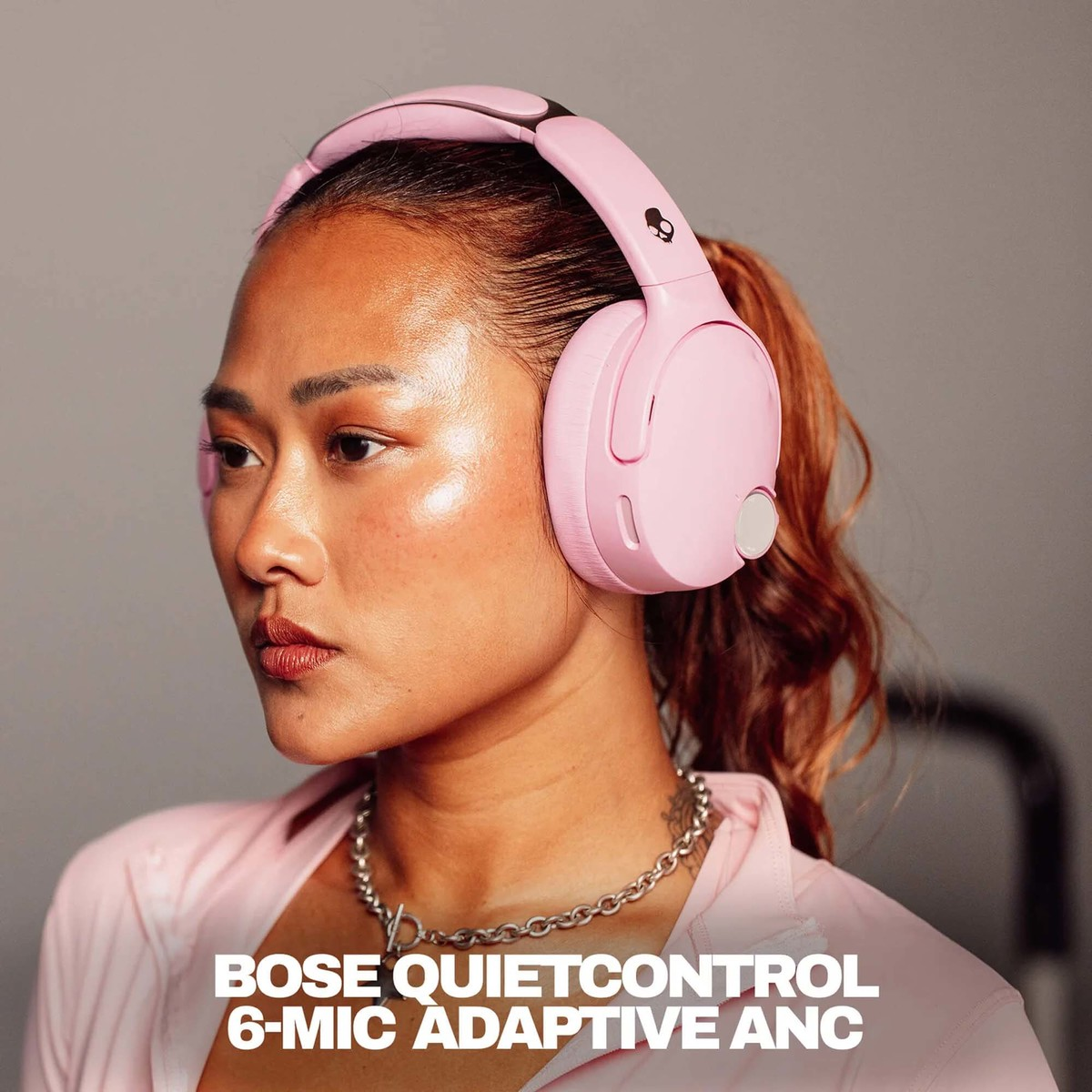 Una mujer con auriculares rosados mira hacia la izquierda. Texto abajo.