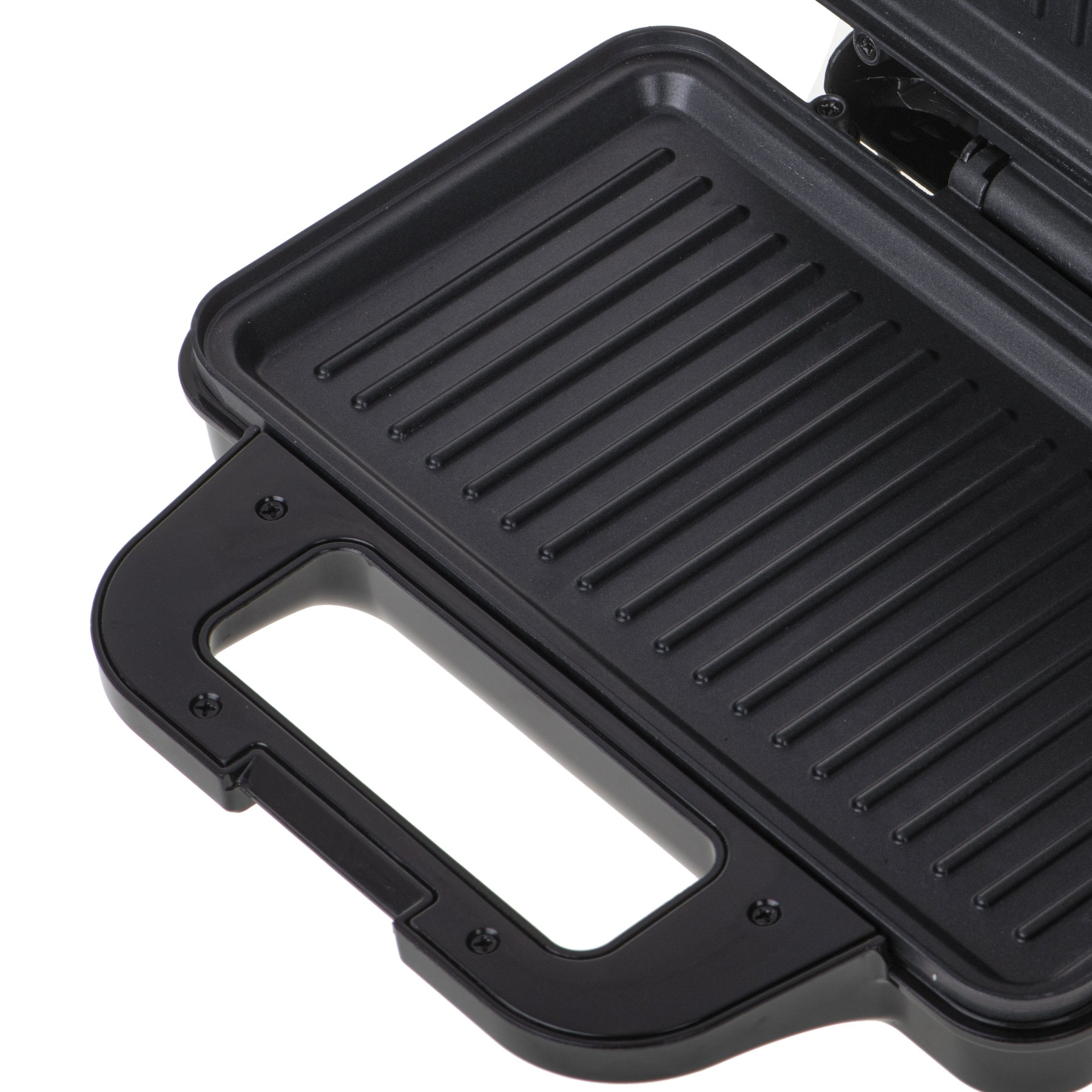 Otwarty czarny grill elektryczny z ryflowanymi płytami i plastikową rączką na białym tle.