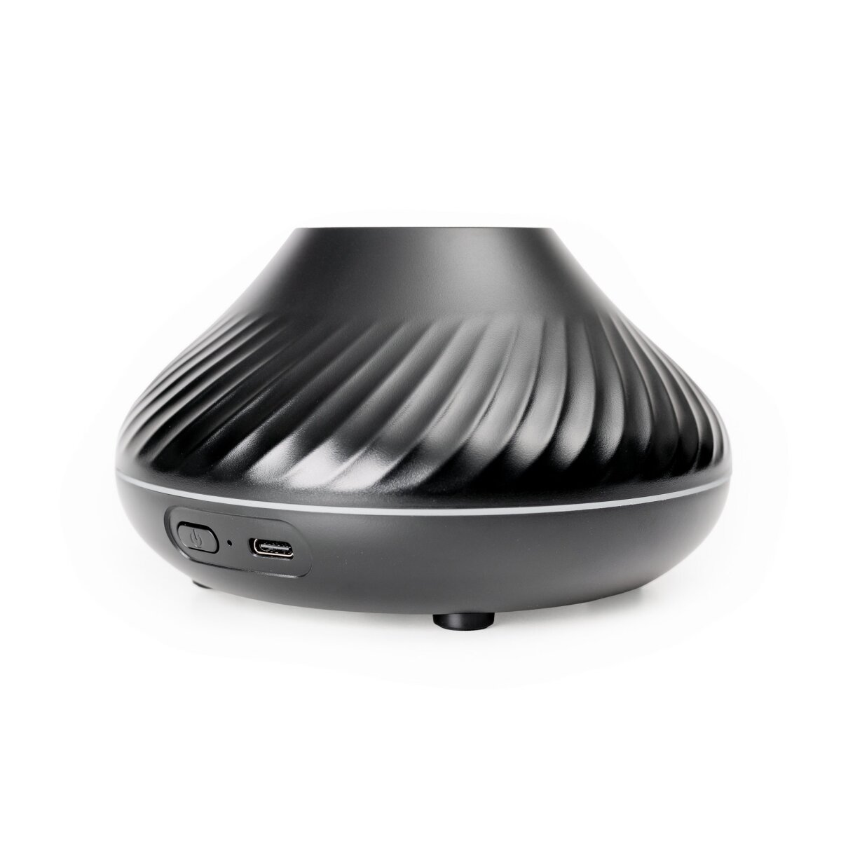 Ein schwarzer, kegelförmiger Diffusor mit Lamellenstruktur, Power-Knopf und USB-C-Anschluss auf weißem Grund.