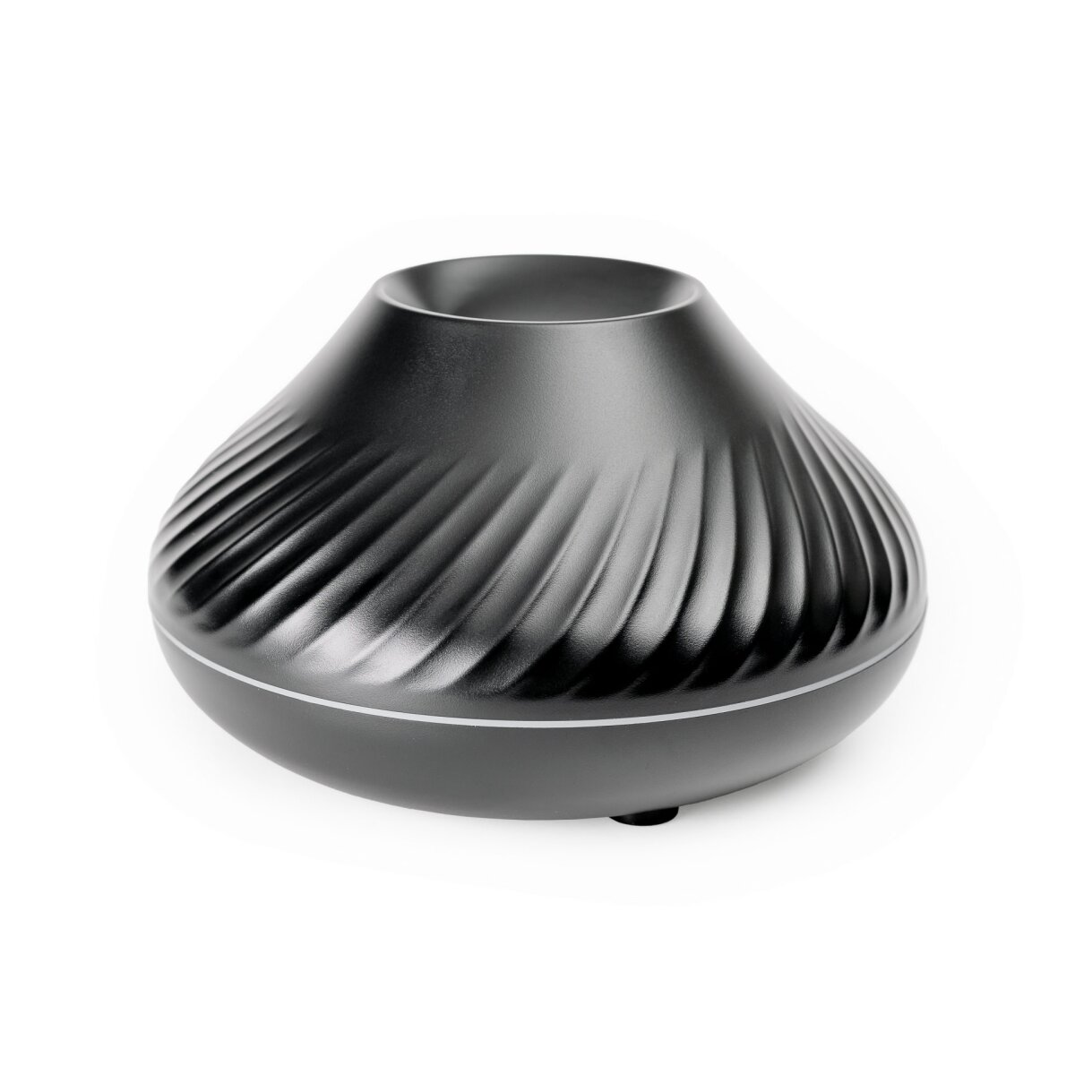 Ein schwarzer, kegelförmiger Diffusor mit diagonalen Rillen auf weißem Hintergrund.